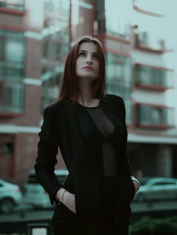https://pixabay.com/ru/photos/бизнес-леди-деловая-девушка-1584654