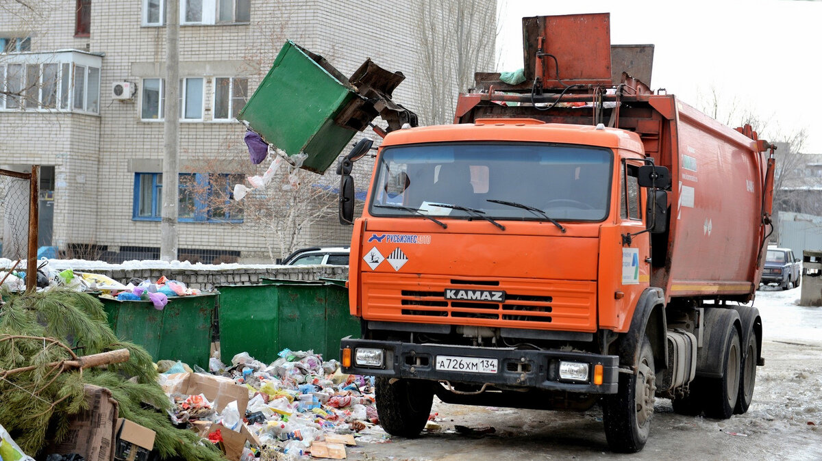Мусоровоз вывозит мусорные баки
