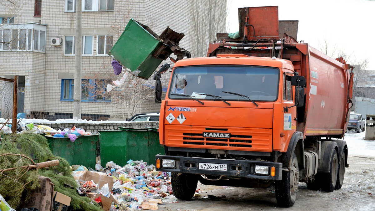 Мусоровоз КАМАЗ грязный