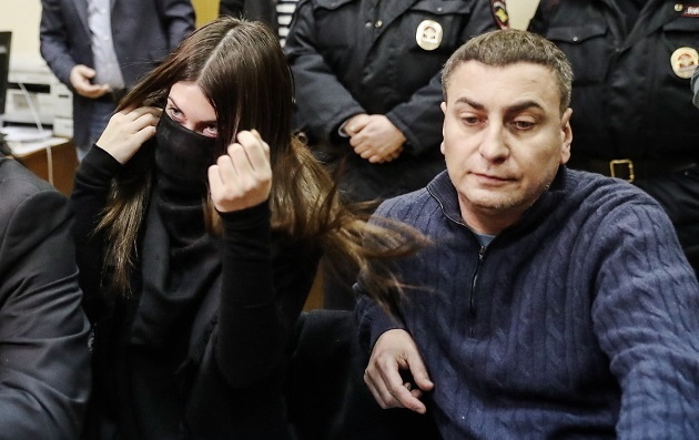 Мара Багдасарян со своим отцом Эльмаров в суде. Источник фото: pdmnews.ru