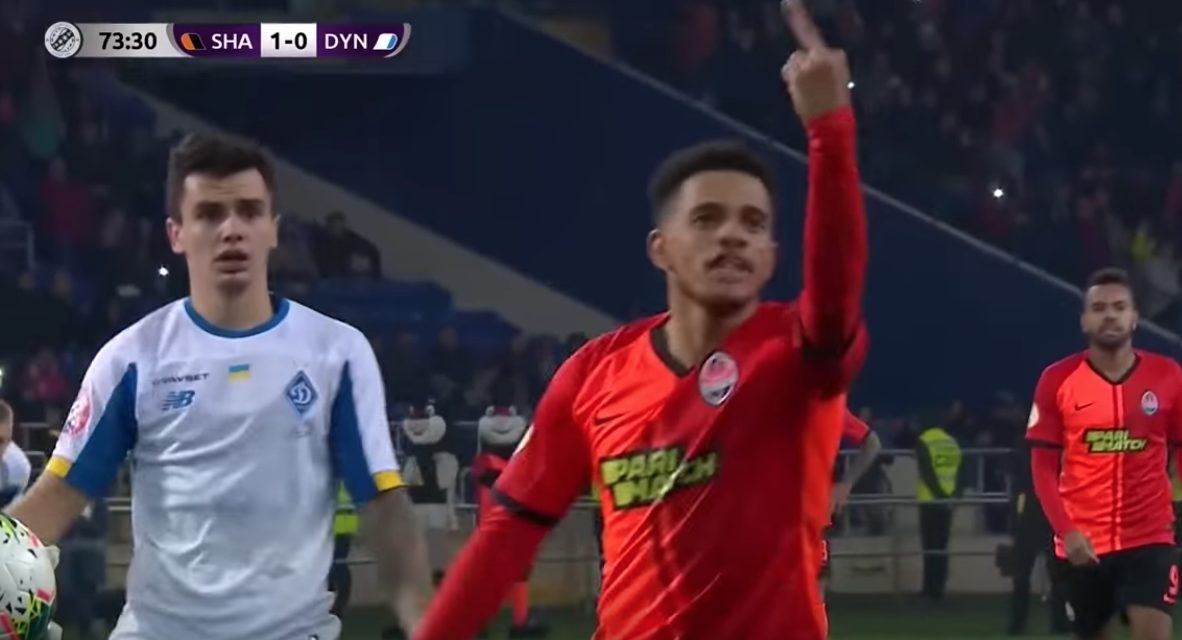 Тайсон показывает средний палец фанатам "Динамо". Скриншот с видео канала "Футбол 1".