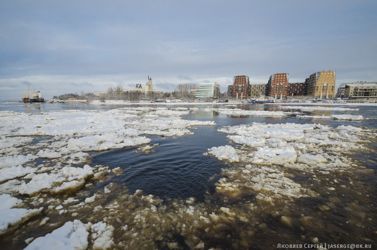 Вид на город. Здесь по идее должен стоять комфортный речвокзал, но люди вынуждены ждать прямо на берегу