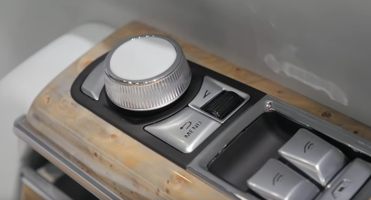 Таким джостиком могут управлять мультимедией сзади сидящие пасажиры!