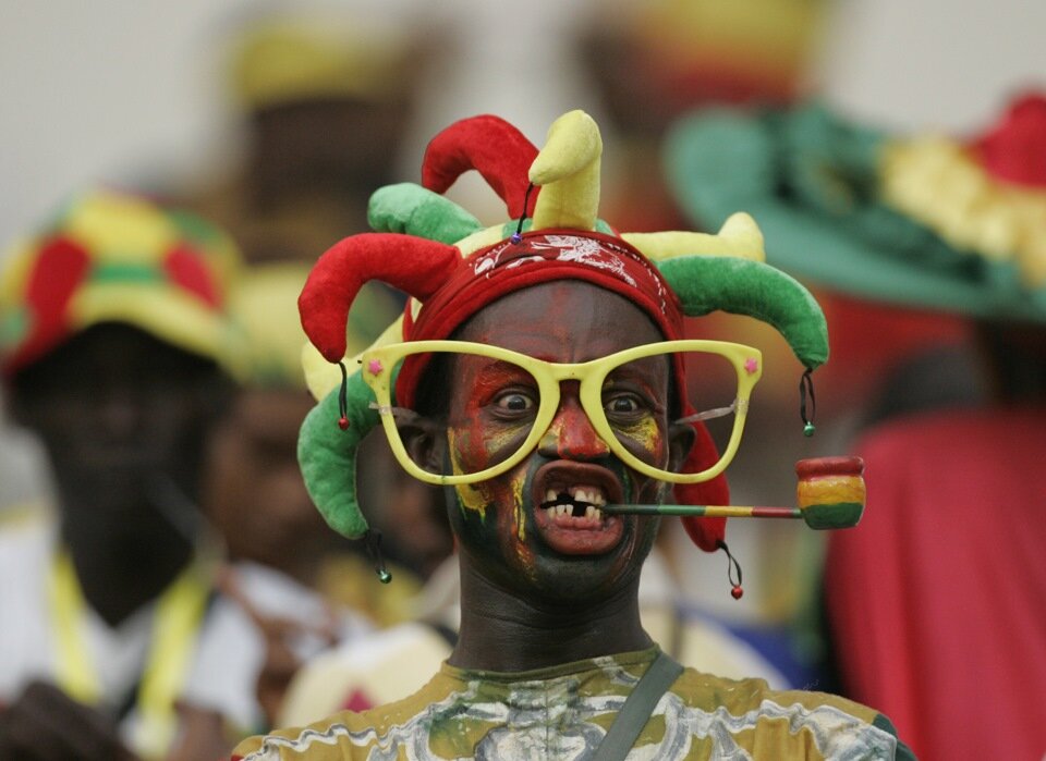 Два раза "ку", мои малиновые штаны. Знаете ли вы великие цивилизации Европы? Без труда вспоминаются, да. Великие цивилизации Азии? Тоже совсем без труда. Великие цивилизации Ближнего Востока? О, когда европейцы были грязными варварами, эти ребята уже во всю толкали науку и культуру. Великие цивилизации Америки? В смысле, великие цивилизации коренных американцев? Ацтеки, Майя... да, они пали, но ведь, они были, и мы о них знаем. Великие цивилизации Африки? М-м-м... Египет. Но Египтяне ведь не чернокожие, не так ли? Так... где все великие цивилизации чернокожих? Это вопрос для кафедры Бакланологии и Прикладной Долбодятлистики.