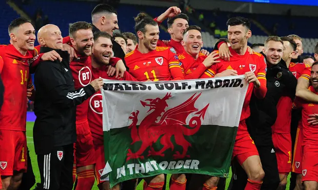 Уэльс празднует победу со счетом 2: 0 над Венгрией. Фотография: Athena Pictures / Getty Images