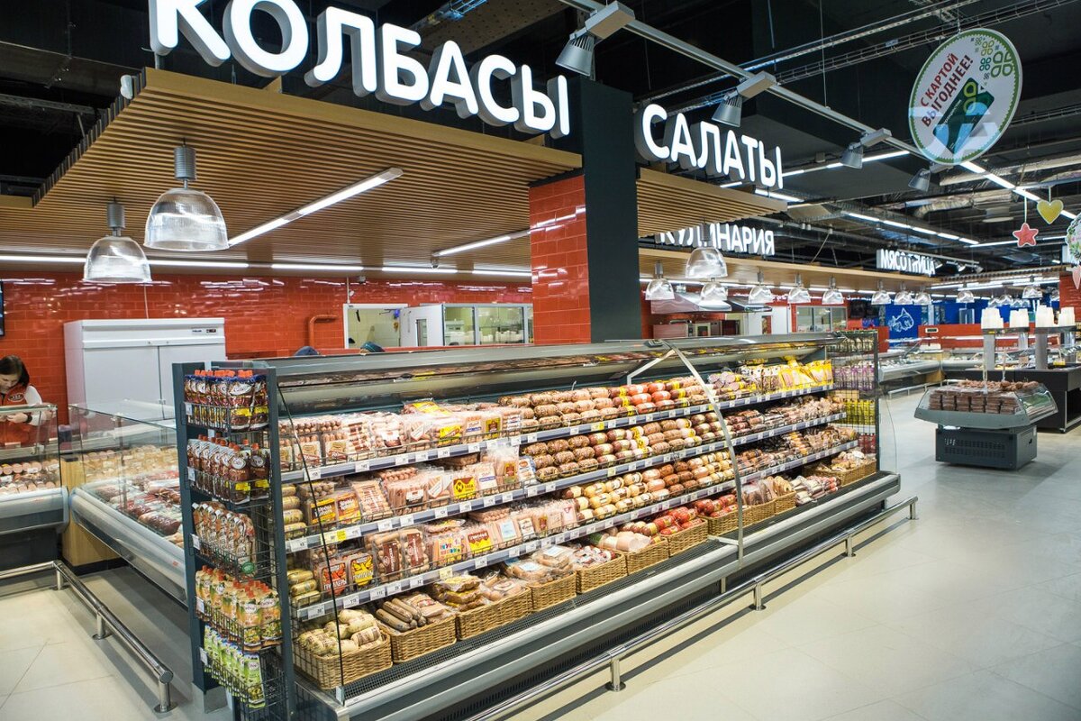 Колбасный отдел в перекрестке