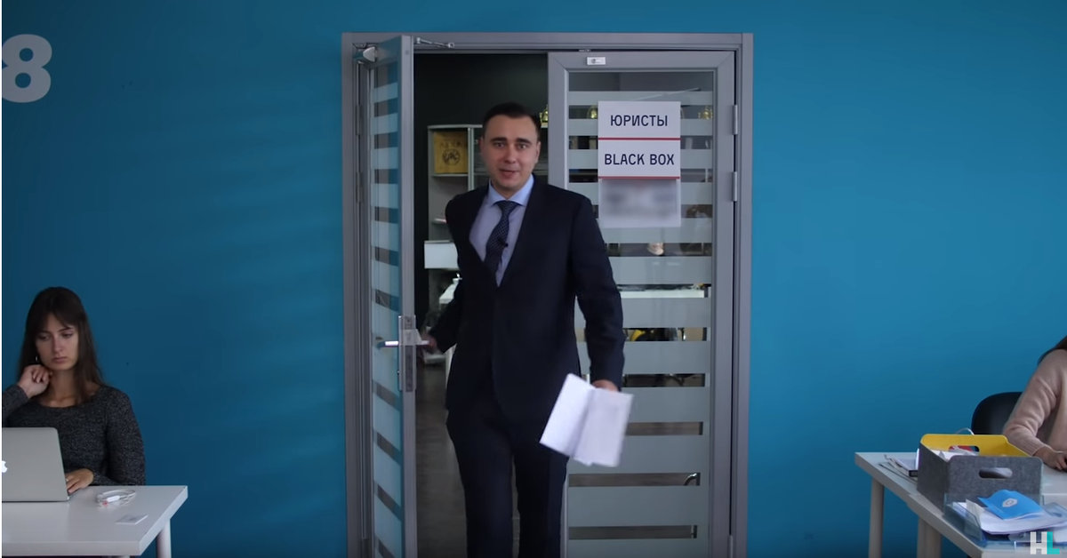 Честное слово - они же не блокбастер снимают. Ну к чему этот пафос с открыванием двери?