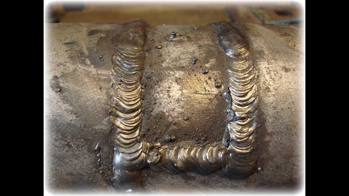 (произвольная картинка с просторов интернета, где можно точно сказать, что сварщик варил "с отрывом" (характерна большая чешуйчатость), электродами с рутиловым покрытием (темно-серые "пемзовидные" остатки шлака). Также, можно условно принять, что изделие имеет небольшую толщину)