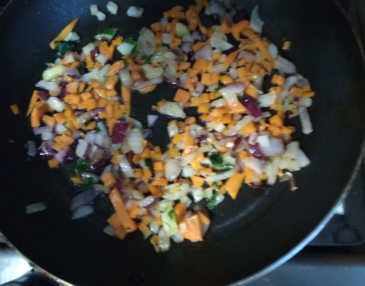 обжариваем лук и морковь