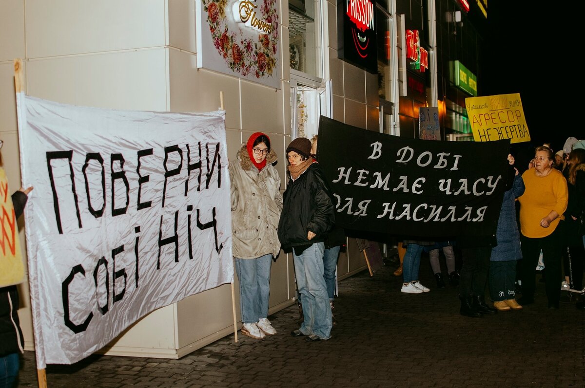 Девушки с плакатами 
