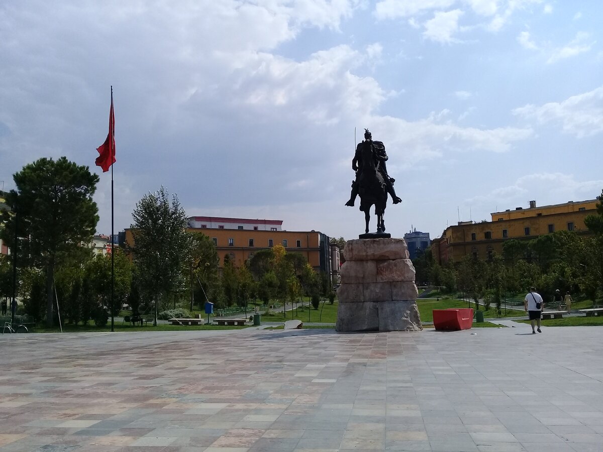 Памятник в Тиране 