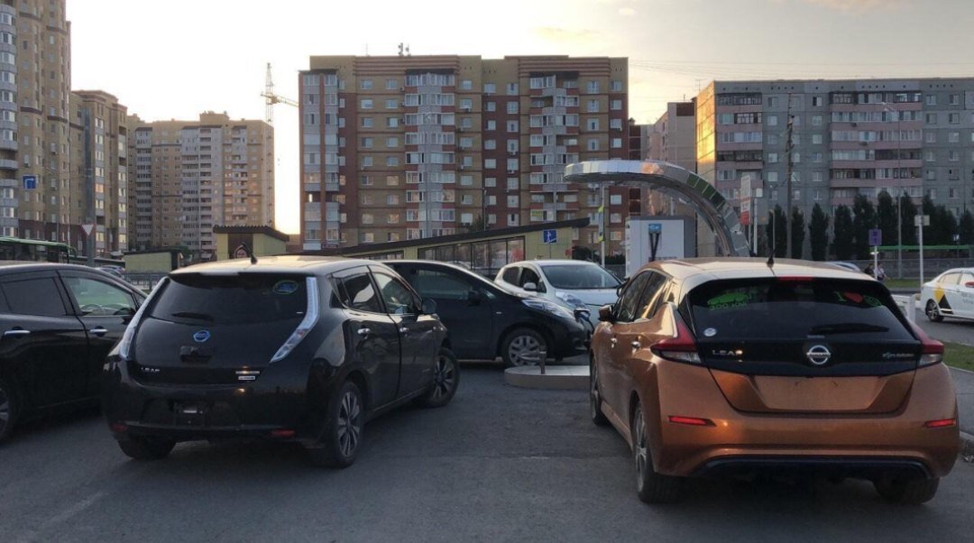 Зарядка у ТЦ "Кристалл". Сколько "Лифов" на этом фото? )))
