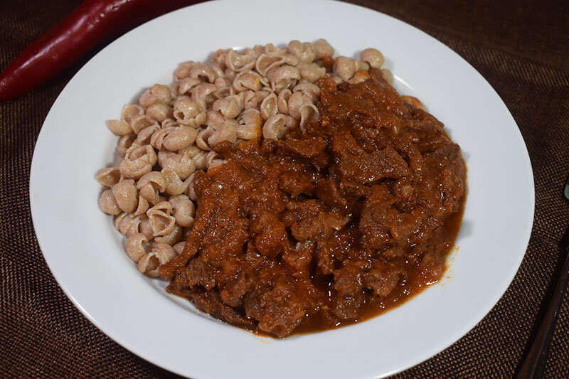 100 грамм тушеной говядины. калорийность тушенки говяжьей. калининградская тушенка. говядина тушеная белок. 100 грамм тушеного мяса.