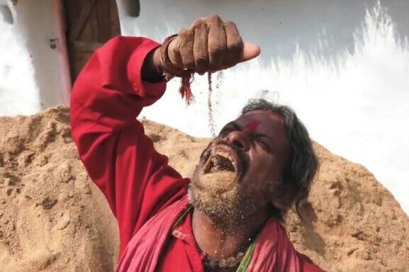 Житель Индии, 48-летний Нукала Котешвара Рао, 20 лет назад угостился землицей и ему так понравилось, что с тех пор он не может остановиться - слопал тонны грязи и продолжает в том же духе. Обычную еду Рао тоже употребляет, но только вприкуску с песком. По словам Нукала, ежедневно он съедает не менее кило земли. Примечательно, что с такой диетой Рао не только жив, но и чувствует себя отменно.