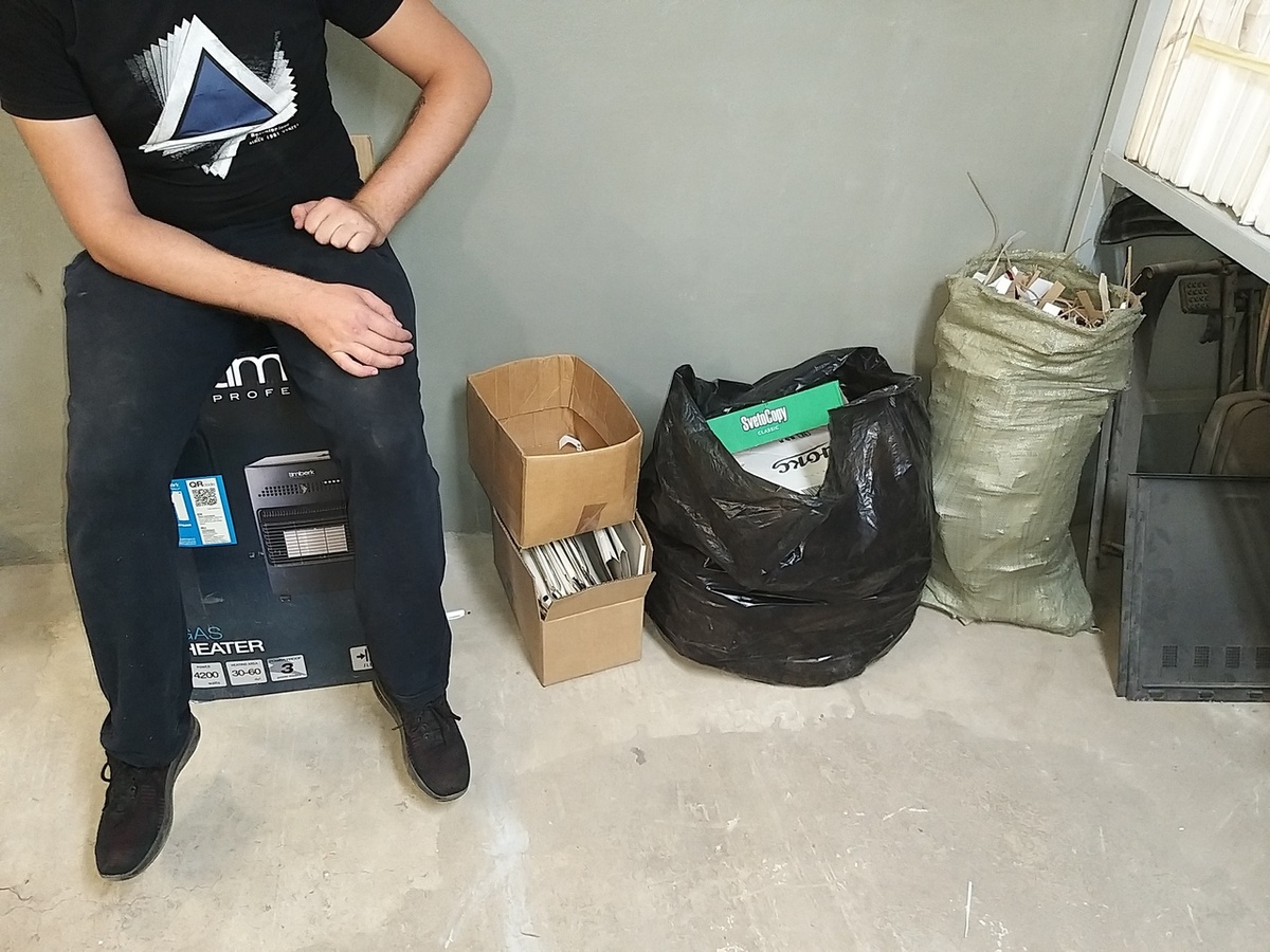 Бумага от первых клиентов, уже спресована(ногами) и отсортирована. 