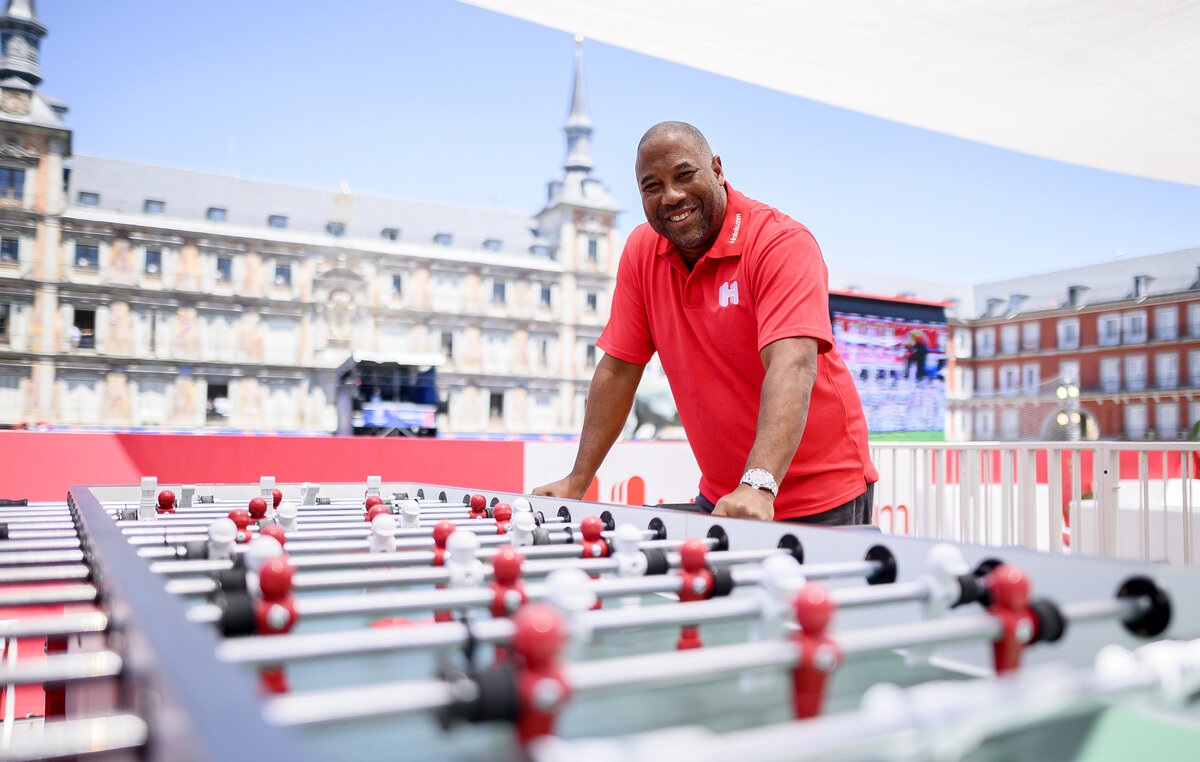 Футбол лайф сейчас. Барнс Англия Англия. Джон Барнс. John Barnes Liverpool. Барнс Джон фото.