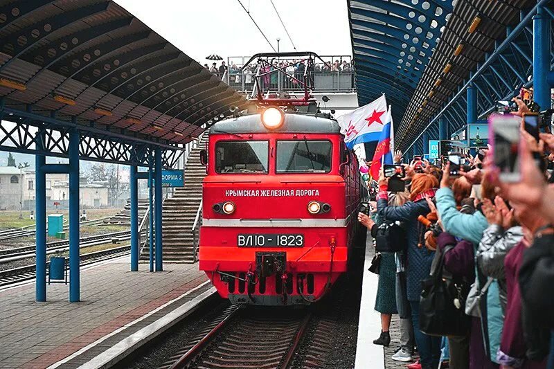 Прибывание первого поезда из Санкт-Петербурга в Крым