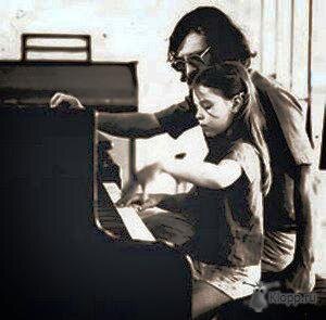 Маленькая Полина вместе с отцом занимается музыкой