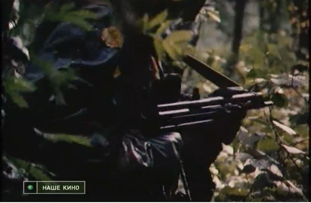 У солдата автомат АПС