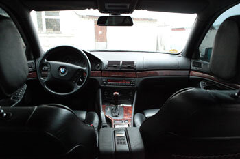 Качество отделочных материалов и сборка на высоте, наиболее подвержены повреждениям дверные карты. Шумоизоляция у «пятерки» — на пятерку (по 5,5 бальной шкале), двери желательно дополнительно «обесшумить», особенно если Вы любите качественный звук в машине. Штатная музыка тоже не совершенство, часто в комплектации идут кассетные магнитолы, если есть CD-чейнджер, то MP3 Вам всеравно не видать, но это легко устранимо (если деньги после покупки остались).