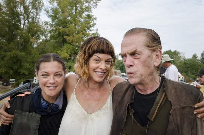 Полианна Макинтош (в центре) на фото со съёмок «Ходячих мертвецов»