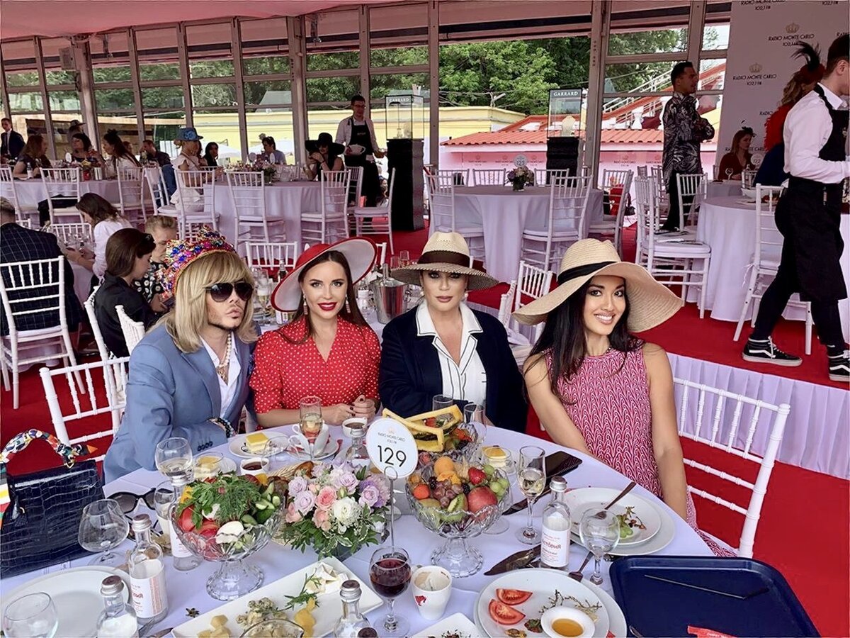 Юлия с друзьми