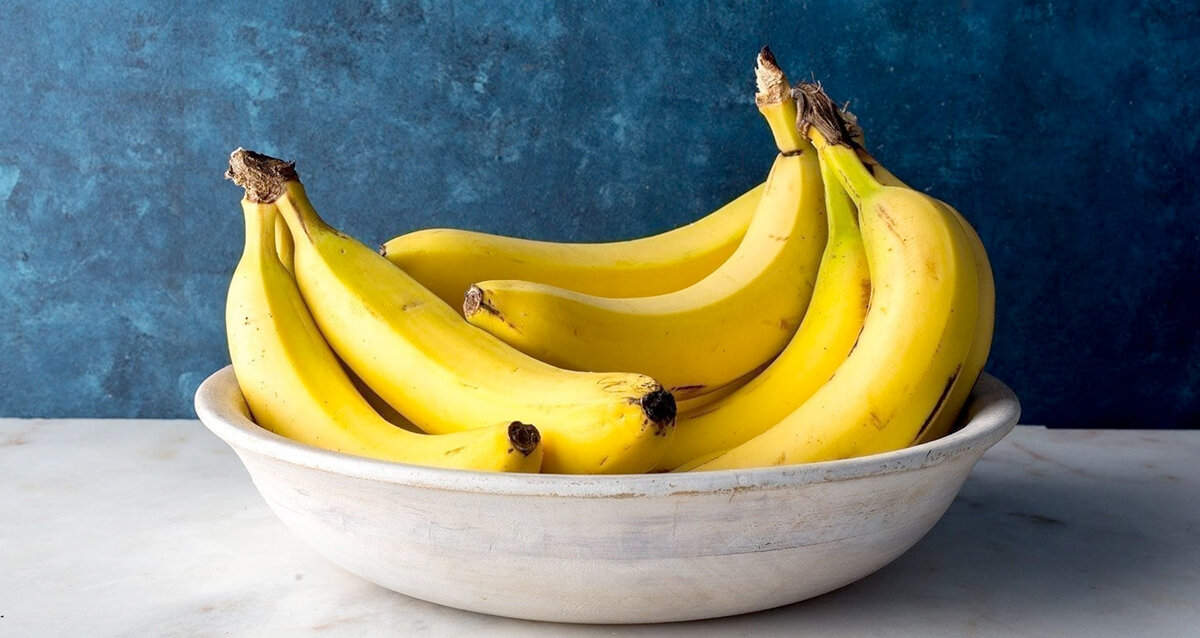 Все мы знаем о такой ягоде, как банан. Да-да, я не ошибся, банан является ягодой, так как "Банановая пальма" считается травой, соответственно банан - это ягода!