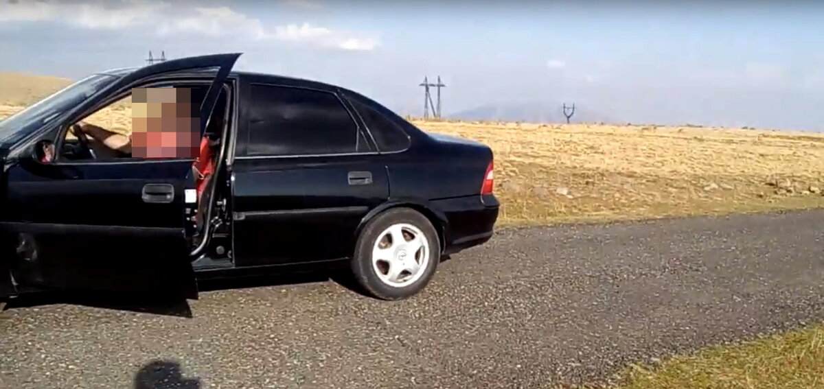 Автомобиль катится в гору!