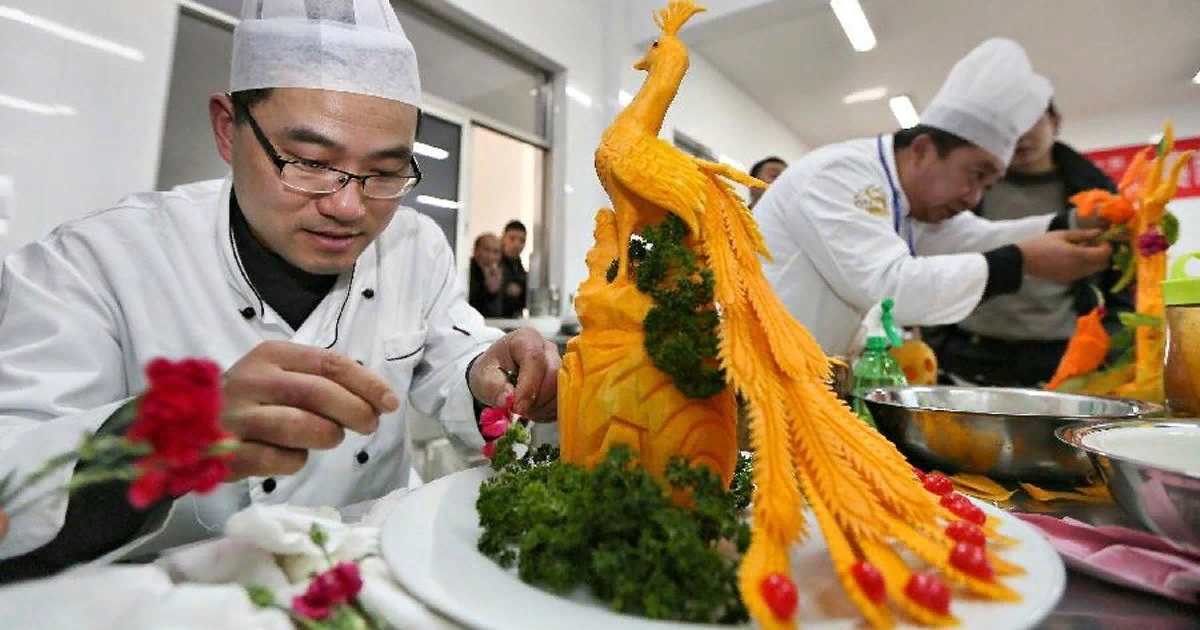 Китайский повар. Кулинарное искусство. Кулинарное искусство Китая. Повар с блюдом.