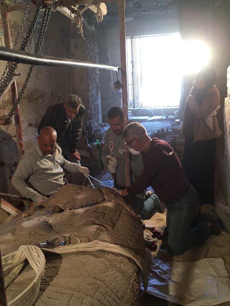 Реставраторы работают с гранитным саркофагом Чаи