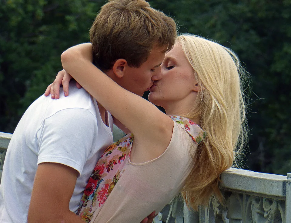 Как возбудить парня поцелуем: техника и эрогенные зоны