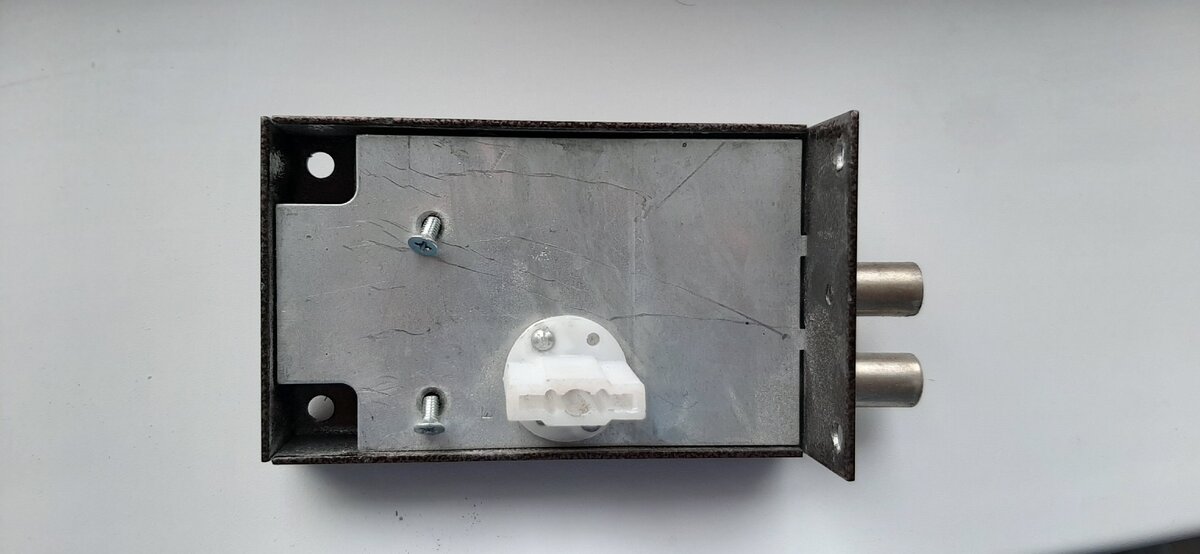 откручиваем два винта удерживающих крышку