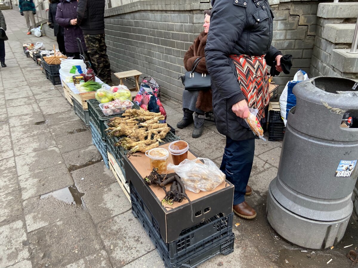 Чем торгуют бабушки на улицах Литвы. Без слез не взглянешь