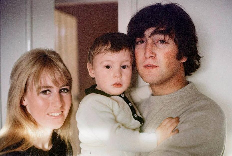 Синтия, Джулиан и Джон. Фото из открытых источников Интернета.