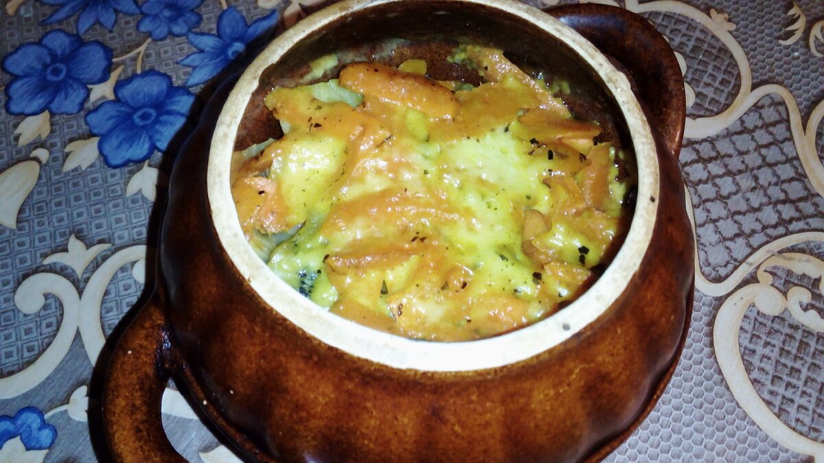картошка с мясом в духовке в горшке