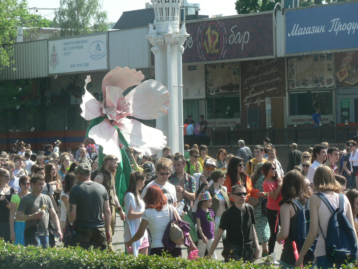 В шумной толпе так легко отвернуться на секунду и потерять  шустрого малыша