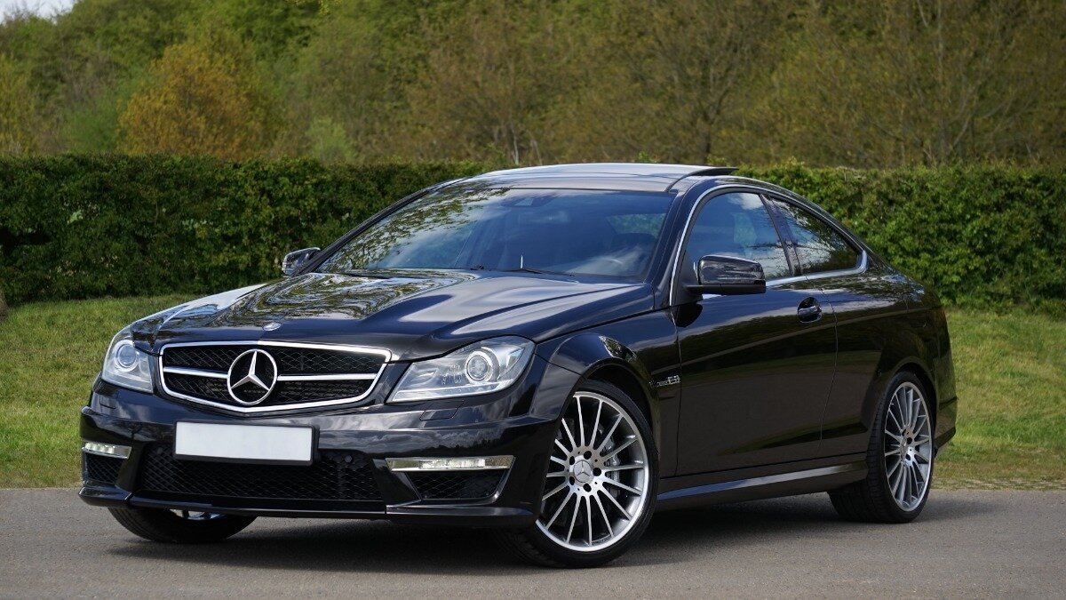 Классный автомобиль Мерседес. 