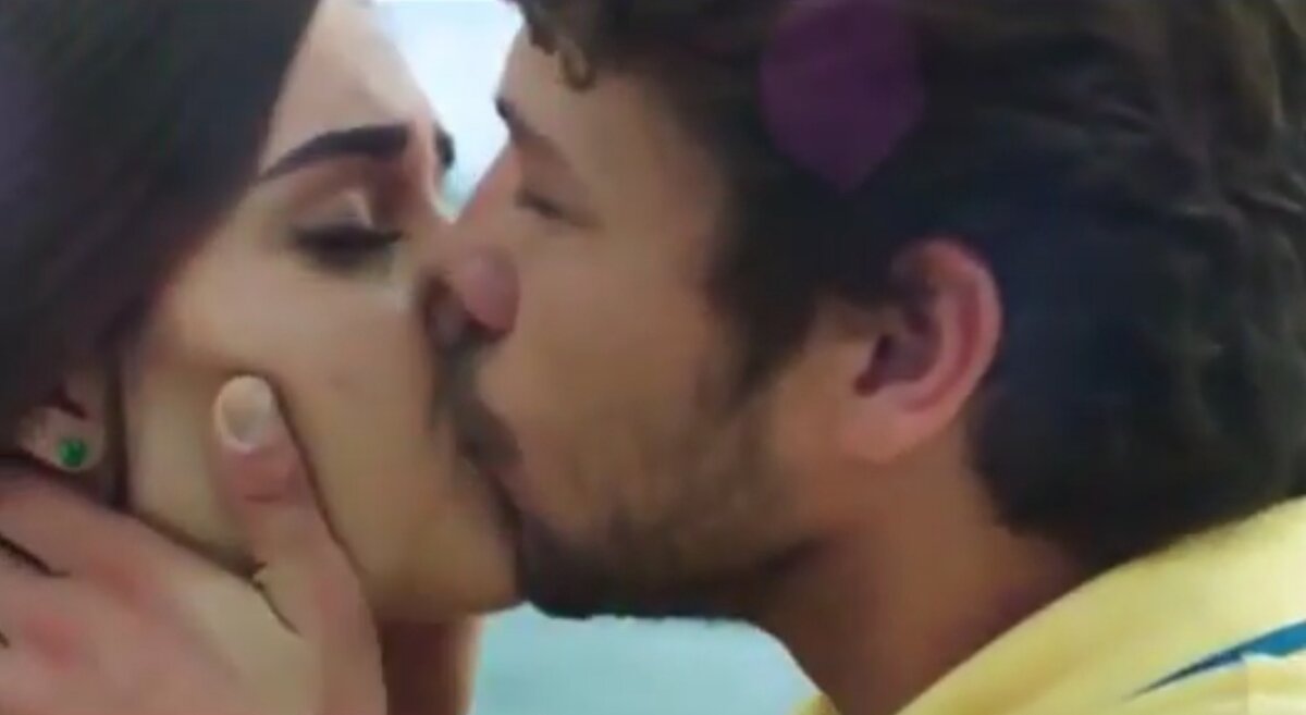 Первый поцелуй Али и Селин 