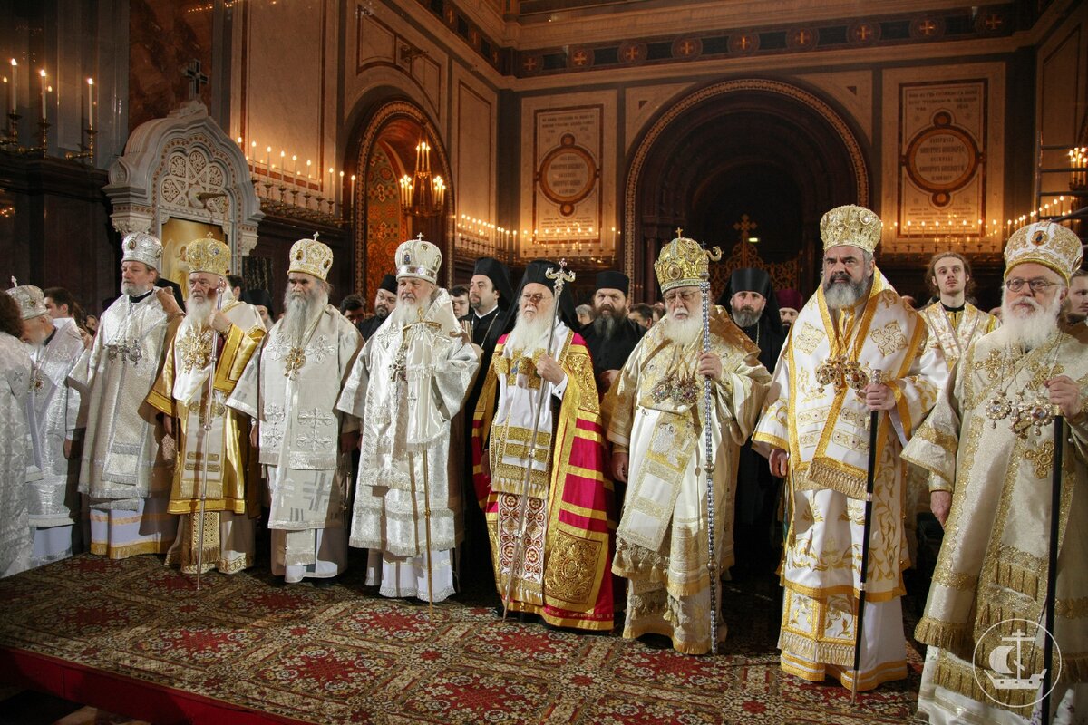 Митрополит православной церкви. Отпевание Патриарха Алексия 2. Патриарх Алексий 2 в храме Христа Спасителя. Патриарх Алексия 2 в храм Христа Спасителя. Служба Патриарха Алексия второго Кремль.