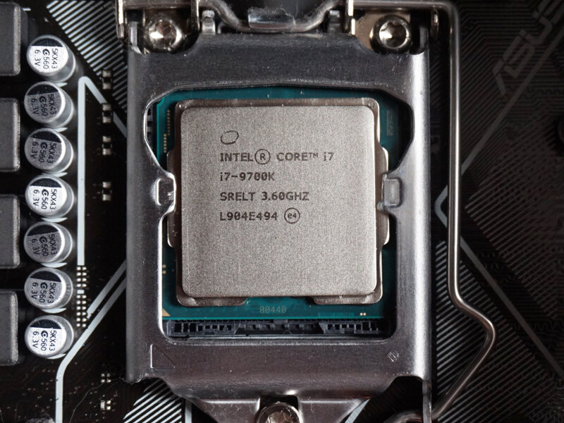 Процессор Intel Core i7-9700K установленный в разъем материнской платы