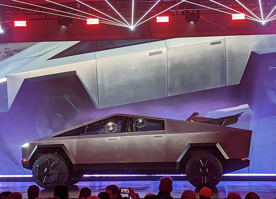 Электрический пикап Tesla Cybertruck имеет длину 5,87 м, а каждый элемент экзо скелета его кузова спроектирован с запасом прочности, от ультратонкого 30Х холоднокатаного каркаса из нержавеющей стали до бронированных стекол. 