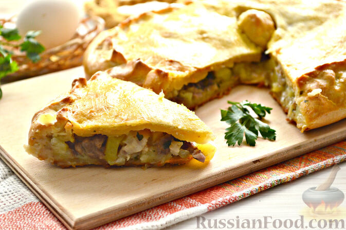 мука пшеничная, яйца, маргарин, кефир, соль, сахар, куриный окорочок, свинина, картофель, лук репчатый, чеснок, специи, зелень, бульон, желток