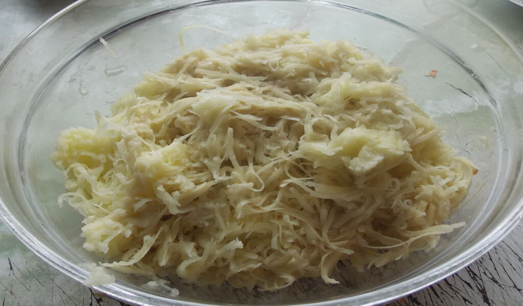Картофель трут на крупной терке