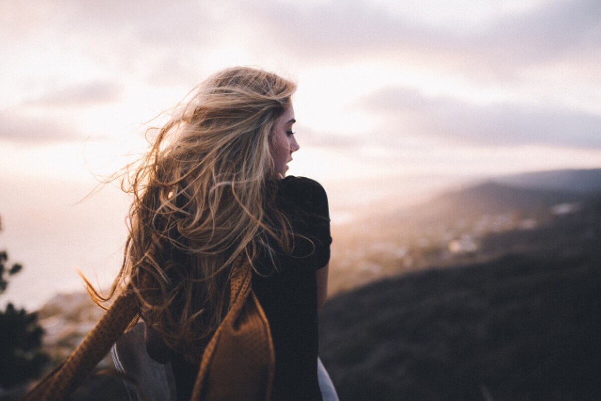 «Я ушел в лес потому, что хотел жить разумно, иметь дело лишь с важнейшими фактами жизни и попробовать чему-то от нее научиться, чтобы не оказалось перед смертью, что я вовсе не жил. Я не хотел жить подделками вместо жизни — она слишком драгоценна для этого; не хотел я и самоотречения, если в нем не будет крайней необходимости. Я хотел погрузиться в самую суть жизни и добраться до ее сердцевины, хотел жить со спартанской простотой, изгнав из жизни все, что не является настоящей жизнью...»