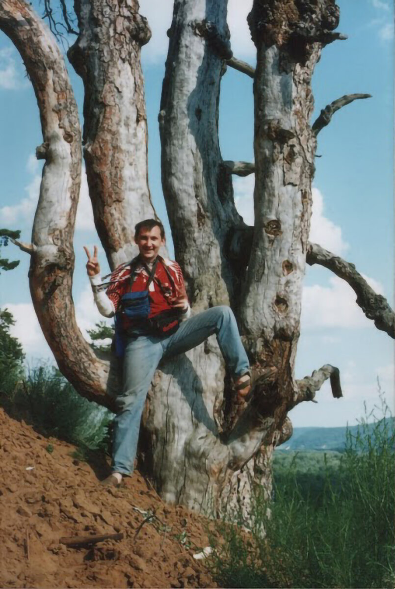 Историческое фото автора с двумя сломанными руками и фотоаппаратом.