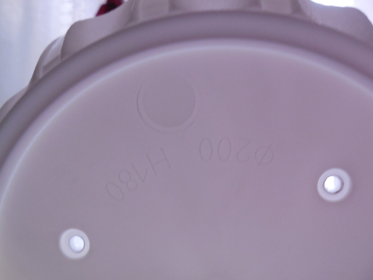 Дренажные отверстия в новом пластиковом цветочном горшке