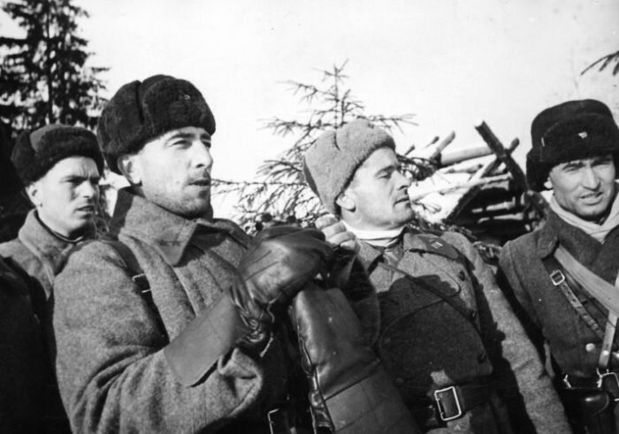 
Михаил Катуков (второй слева). 
Сначала в атаку шла пехота, после огневые точки обстреливались артиллерией и авиацией, а затем ослабевшая оборона прорывалась мощной танковой атакой. Но такая четко отлаженная схема была предсказуемой. Танкисты из бригады Катукова придумали несколько уловок и тактик. Например, так называемый, ложный передний край обороны и маскировка танков.

