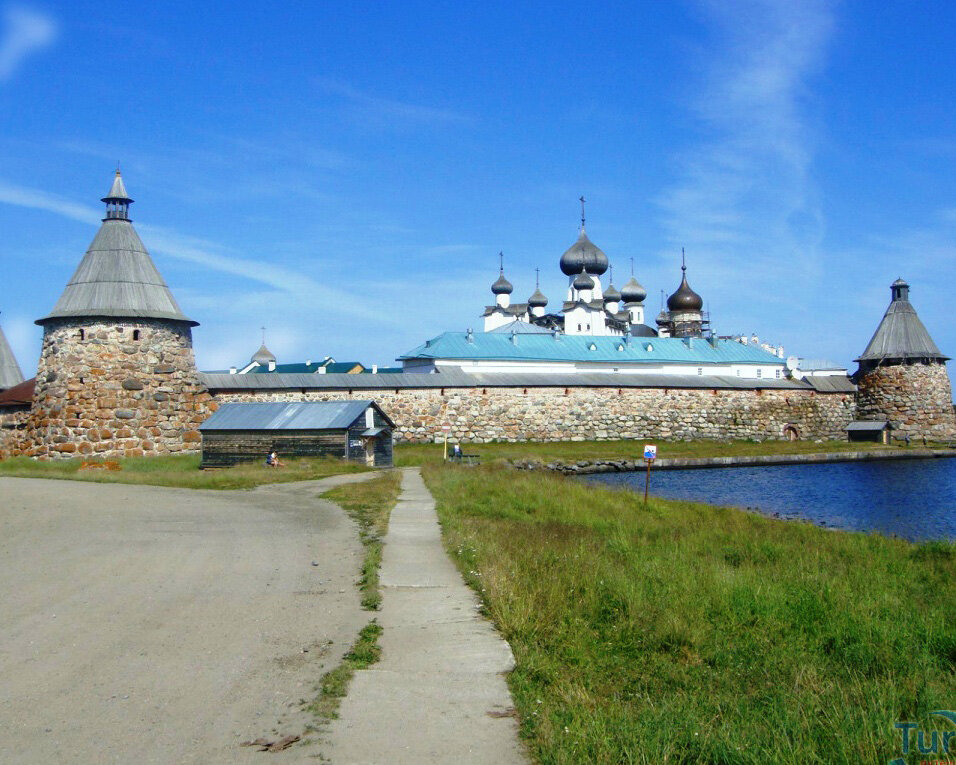 Архангельская область приморский. Соловецкий монастырь Архангельская область. Поселок Соловецкий Архангельская область. Монастырь в Архангельской области на острове. Юг поселок Соловки.