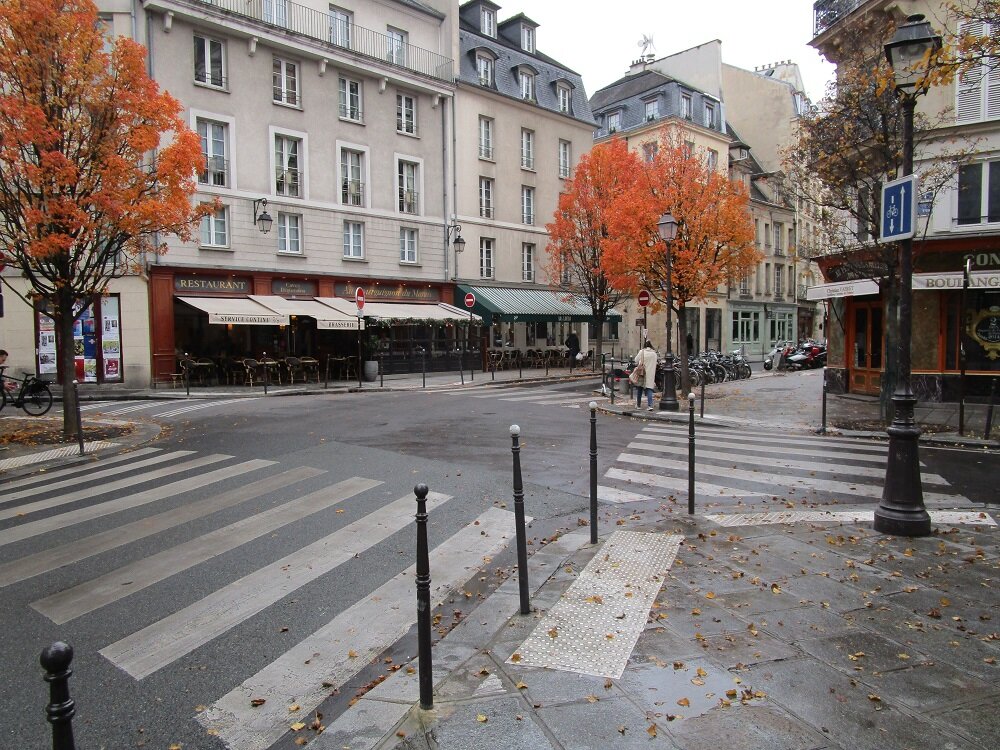 Современный вид улицы Франсуа Мирона в парижском квартале Марэ.