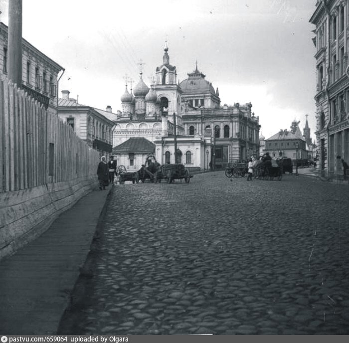 1890-е. Обратите внимание на деревянный тротуар